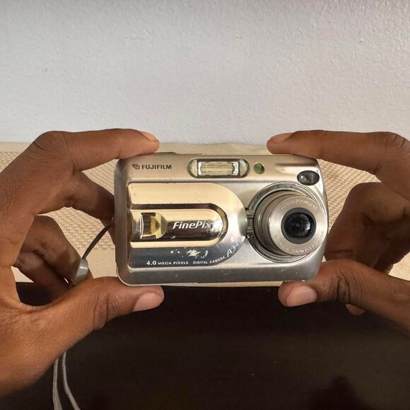 Fujifilm Finepix A340 Vintage Digital Camera - Picture 5 of 8